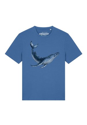 T-shirt bleu à manches courtes avec une illustration détaillée d’une baleine à bosse nageant sur le devant.