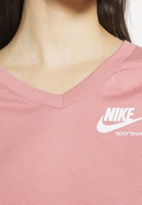 Nike Sportswear Triko s potiskem - pink