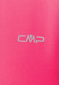 Tissu rose à texture côtelée arborant un logo argenté "CMP". Le design est simple et met en valeur la couleur vibrante.