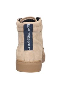 Beige hoge sneakers van zacht suede, met een marineblauwe label met "EGOR McGREGOR" op de hiel en een gestructureerde rubberen zool.