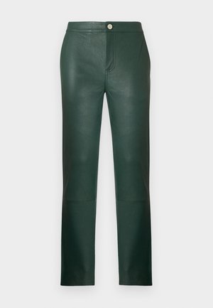 Groene leren broek met rechte pijp, ritssluiting en voorzak. Glad oppervlak met een lichte glans en minimale hardware.