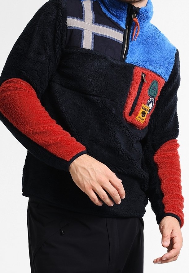 Maglione in fleece con una combinazione di colori nero, blu e rosso, tasca con zip, tessuto testurizzato e un patch con dettagli del logo sul petto.