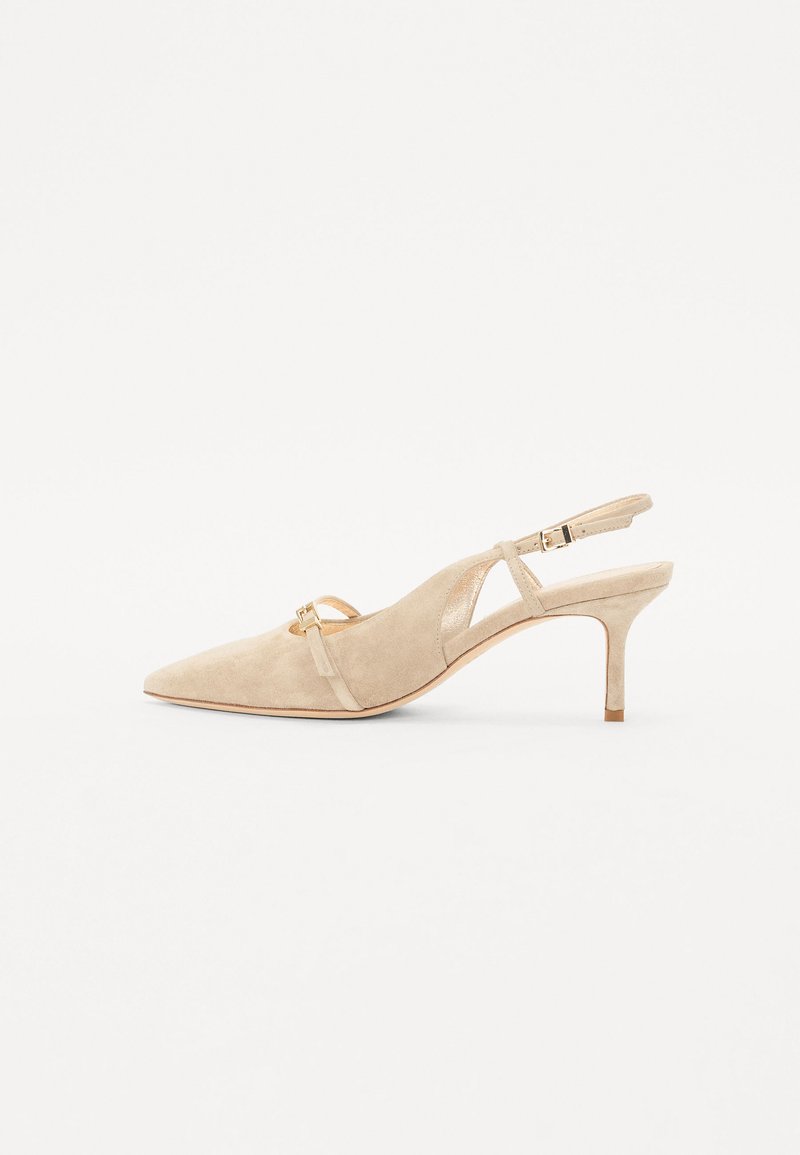 Talons slingback en suède beige avec un bout pointu, un talon fin et des découpes sur les côtés. Présente un accent en métal doré sur la lanière.