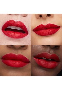 Neljä lähikuvaa huulista, joissa on erilaisia ihon sävyjä, kaikki käyttävät eloisaa mattaista punaista huulipunaa eri suun asennoissa.