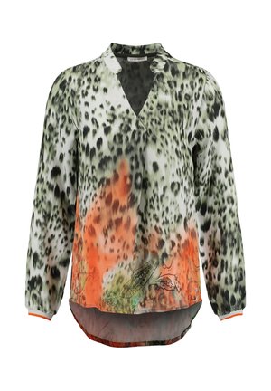 Blouse à manches longues avec un décolleté en V, ornée d'un motif animalier vert et orange sur un tissu léger et transparent. Ourlet arrondi.