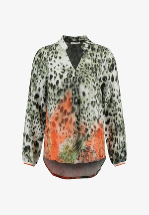Langarm blouse met een v-hals, voorzien van een groen en oranje dierenprint ontwerp op een lichte, doorschijnende stof. Gebogen zoom.