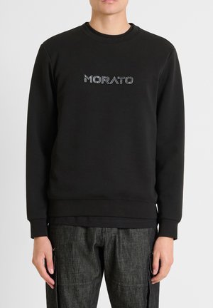 Sudadera negra con cuello redondo y puños acanalados. Presenta la palabra "MORATO" en un detalle estampado en el pecho. Textura suave.