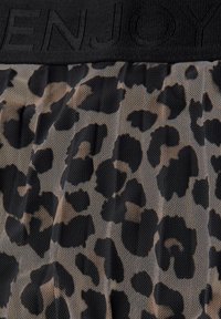 Mřížkovaná látka s leopardím potiskem a černým elastickým pasem s vystouplým nápisem "ENJOY". Vzor obsahuje různé odstíny hnědé a černé.