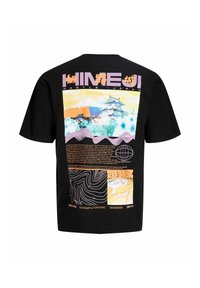 Zwart T-shirt met kleurrijke afbeelding van Himeji-kasteel, Mount Fuji, hoogtelijnen, wereldbol en Japanse tekst op de achterkant.