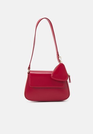 Röd läderhandväska med ett triangulärt, zipförsett fack, slät yta, enkel axelrem och strukturerad form. Detaljer i guldmetal.