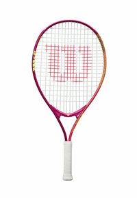 Raquette de tennis Wilson avec un cadre rose et blanc, cordes blanches, et grip texturé blanc. Présente un logo rouge sur le tamis.