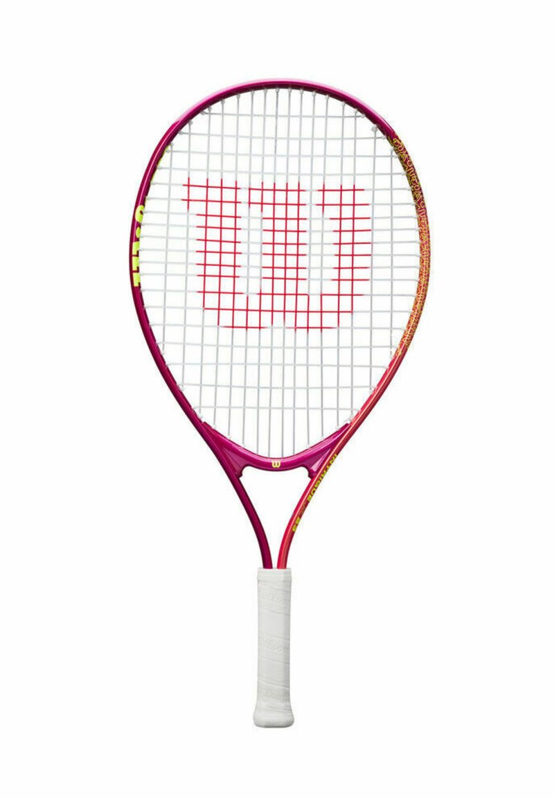 Raquette de tennis Wilson avec un cadre rose et blanc, cordes blanches, et grip texturé blanc. Présente un logo rouge sur le tamis.