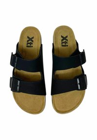 Sandali neri con due cinturini regolabili e fibbie. Soletta in sughero per comfort, materiale superiore nero liscia, suola piatta.