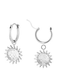 Orecchini a cerchio in argento con motivi solari, centro rotondo testurizzato e raggi appuntiti, realizzati con una finitura lucida e chiusura sicura.