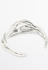 Bracciale aperto in tono argento con design intrecciato simile a rami e logo "Massimo Dutti" inciso all'interno.