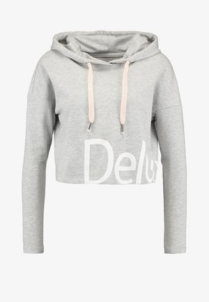 Sweat à capuche court gris clair avec manches longues, cordons crème et texte partiel blanc imprimé de grande taille "Delo" sur le bas droit avant.
