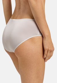 Witte katoenen slips met een zachte, gladde textuur. Heeft een lage snit met een gegolfde tailleband en naadloze randen voor comfort.