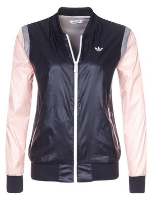 Navyblaue und hellrosa Adidas Bomberjacke mit Reißverschluss, geripptem Kragen, Bündchen, Saum und Adidas Trefoil-Logo auf der Brust.