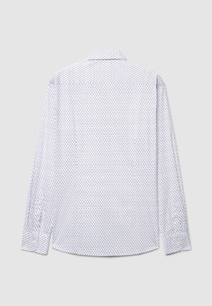 Chemise à manches longues blanche avec un motif losange bleu, dotée d'un col classique et de poignets boutonnés, fabriquée en tissu léger.