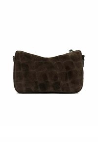 Borsa a spalla in suede marrone con un motivo a quadri testurizzato. Presenta una silhouette curva e una chiusura con zip con dettagli in hardware nero.