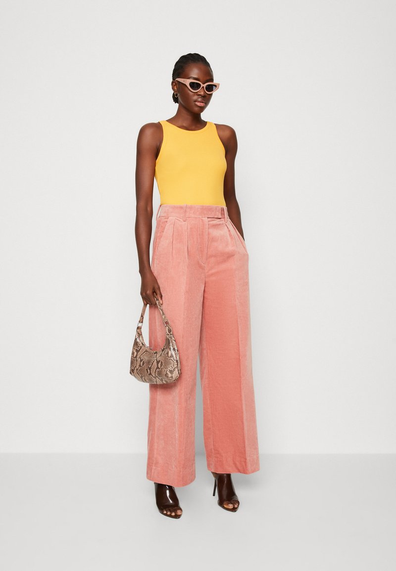 pleated wide leg pants