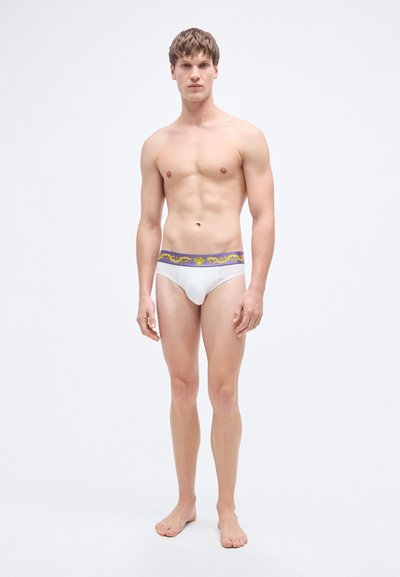 Λευκά σλιπ με μωβ και κίτρινη ζώνη μέσης με σχέδιο, εφαρμοστό σχέδιο, απαλή υφή και μινιμαλιστική κατασκευή.