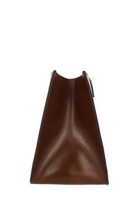 Borsa in pelle marrone con una silhouette angolare, texture liscia e hardware minimale. Presenta una parte superiore affusolata e bordi scuri.