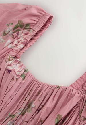 Lyserød blomsterkjole med opsamlet halsudskæring, der har bløde plisseringer, glat tekstur og detaljerede blomsterprint i nuancer af grøn og hvid.