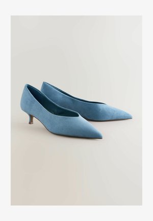 Pump in suede blu con punta a punta e tacco kitten basso. Texture liscia, design minimal e silhouette elegante.