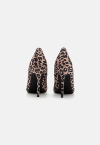 Vysoce podpatky s leopardím vzorem, špičatou špičkou, textilním svrškem, černou podrážkou a štíhlým stiletto podpatkem. Texturovaný povrch se lesklým vzhledem.