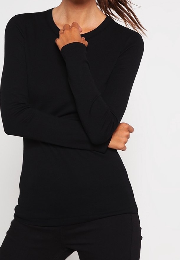 Svart långärmad tight topp gjord av mjukt tyg med rund halsringning. Designen är enkel, utan mönster eller accenter.