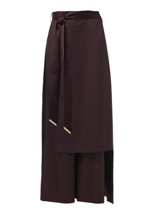 Lange bruine wikkelrok met een zachte textuur, voorzien van een gestrikt taille en gouden accenten. Het ontwerp heeft een gelaagd uiterlijk met een asymmetrische zoom.