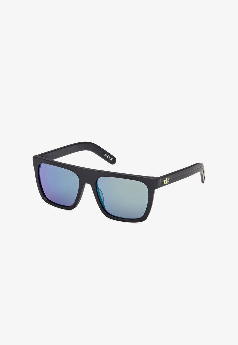 Des lunettes de soleil rectangulaires noires avec des verres miroités bleus et un petit logo jaune sur la branche, présentées sur un fond blanc.