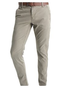 Chino gris clair avec une coupe droite, fabriqué en tissu de coton doux. Comprend une ceinture en cuir marron et des poches latérales. Design minimaliste.