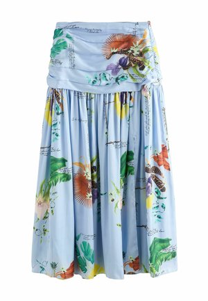 Frau, die in einem hellblauen Neckholder-Maxikleid mit Blumenmustern läuft, eine beige Clutch hält und schwarze Sandalen trägt.