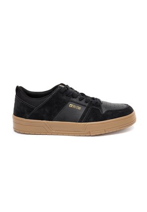 Czarne sneakersy z cholewką z zamszu i syntetycznej skóry, brązową gumową podeszwą, okrągłym noskiem i złotym logotypem. Płaskie sznurowadła i fakturowane panele.