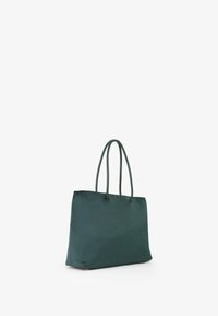 Borsa tote verde con texture liscia e opaca, forma rettangolare, doppio manico e dettagli cuciti sui bordi superiori.