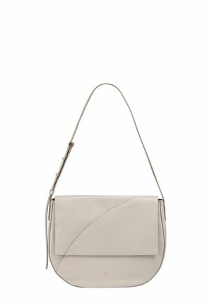 Sac à main en cuir gris clair avec une forme incurvée, fermeture à rabat et une fine bandoulière. Il présente une texture lisse et un design minimaliste.