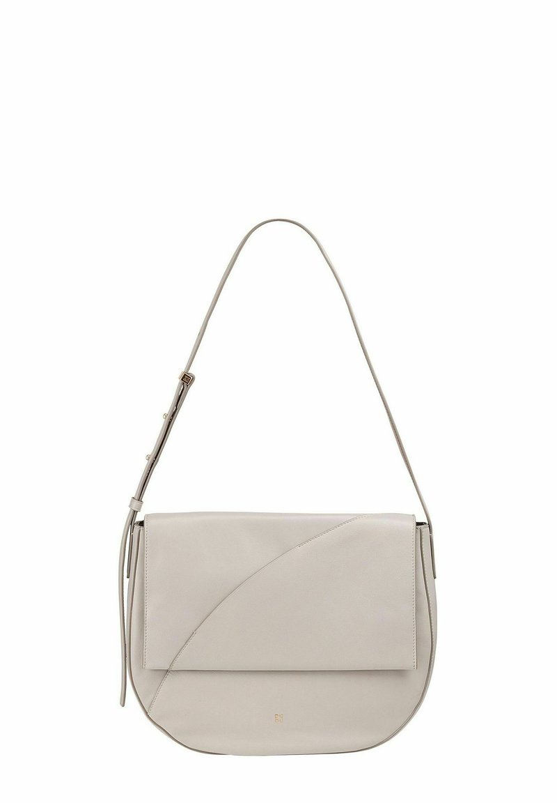 Lichtgrijze leren handtas met een gebogen vorm, klepsluiting en een dunne schouderband. Heeft een gladde textuur en een minimalistisch ontwerp.