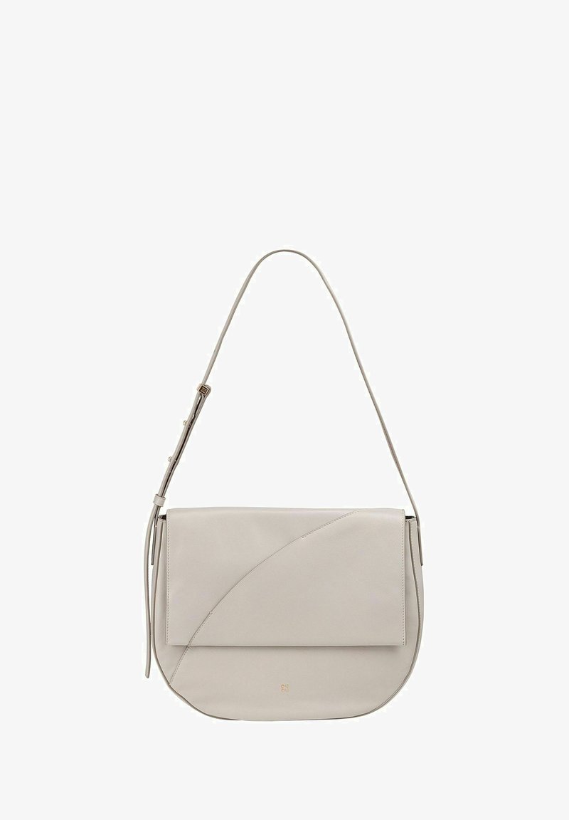 Lichtgrijze leren handtas met een gebogen vorm, klepsluiting en een dunne schouderband. Heeft een gladde textuur en een minimalistisch ontwerp.