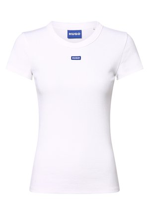 Biały dopasowany t-shirt z krótkim rękawem, prążkowany, z okrągłym dekoltem, z małą niebieską prostokątną naszywką z logo HUGO na piersi i od wewnątrz przy szyi.