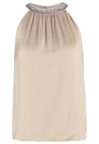 Halter neck-klänning i mjuk beige tyg, med en dekorativ pärlbesatt halslinje och en lös, flödande silhuett.