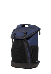 Marineblauwe rugzak met een gevoerde bovenhandgreep, mesh zijvakken, zwarte accenten en ritsvakken; gemaakt van duurzaam materiaal.