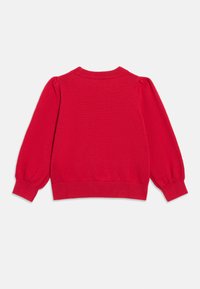 Κόκκινο πλεκτό πουλόβερ με στρογγυλή λαιμόκοψη, φουσκωτά μακριά μανίκια και ριμπ μανσέτες και τελείωμα. Ομαλή υφή, μονόχρωμο, χωρίς σχέδια ή διακοσμήσεις.