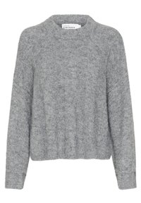 Grå stickad tröja med rund halsringning, sänkta axlar, ribbade muddar och fåll, tillverkad av ett mjukt, texturerat tyg.