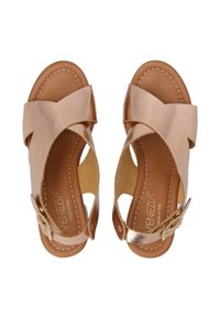 Braune Ledersandalen mit glatter Oberfläche, Kreuzriemen, offenen Seiten und einer Schnalle in Goldoptik. Weicher, gepolsterter Fußbett.