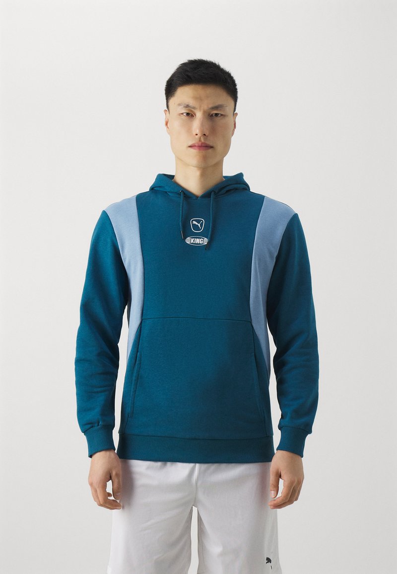 Felpa con cappuccio di colore verde acqua e azzurro chiaro, dotata di tasca a marsupio, con il logo "KING" al centro. Tessuto morbido con polsini a costine.