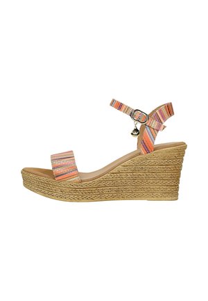 Sandaal met sleehak en gevlochten espadrille-zool, met multicolor gestreepte enkel- en teenbandjes, met een kleine metalen bedel aan de enkelgesp.