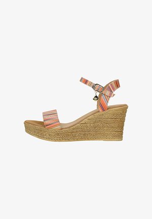 Sandalo con zeppa con suola in espadrille intrecciata e cinturini multicolori a righe alla caviglia e alle dita, con un piccolo ciondolo in metallo sulla fibbia della caviglia.