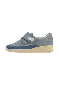 Chaussure en suede bleu-gris avec un avant à motifs, semelle flexible beige et une seule sangle réglable à crochet et boucle avec un détail en argent.